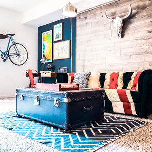 Diseño de salón bohemio con paredes azules, moqueta y suelo beige