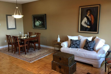 Foto de salón abierto clásico de tamaño medio sin chimenea y televisor con paredes beige, suelo de madera en tonos medios y suelo marrón