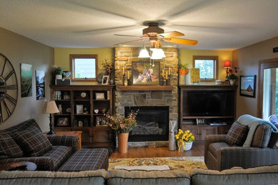 Cette image montre un salon chalet de taille moyenne et fermé avec une salle de réception, un mur beige, un sol en bois brun, une cheminée standard, un manteau de cheminée en pierre et un téléviseur indépendant.