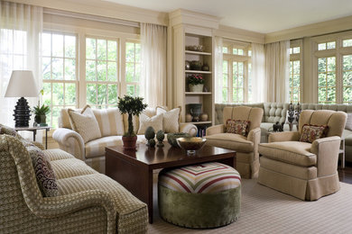 Immagine di un ampio soggiorno classico con pareti beige