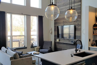 Mittelgroßes, Offenes Modernes Wohnzimmer ohne Kamin mit brauner Wandfarbe, Kaminumrandung aus Holz, TV-Wand und braunem Boden in Atlanta