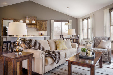 Mittelgroßes, Offenes Wohnzimmer ohne Kamin mit grauer Wandfarbe und braunem Holzboden in Minneapolis