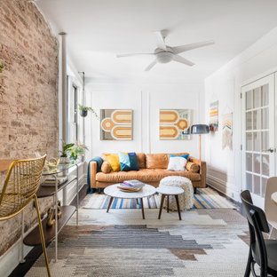 Ispirazione per un soggiorno boho chic chiuso con pareti bianche, parquet scuro, nessun camino, pavimento marrone e pannellatura
