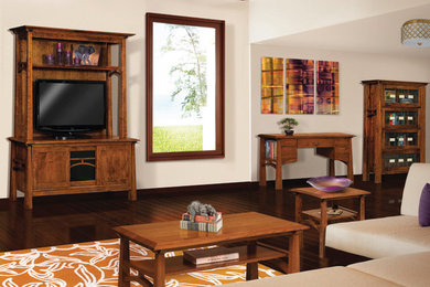 Diseño de salón abierto de estilo americano de tamaño medio con paredes beige, suelo de madera oscura y televisor independiente
