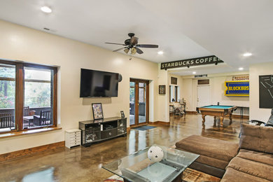 Foto de salón para visitas abierto actual de tamaño medio sin chimenea con paredes beige, suelo laminado, televisor colgado en la pared y suelo marrón