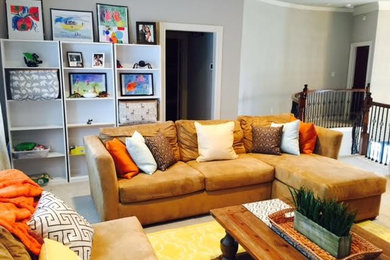 Mittelgroßes, Repräsentatives, Fernseherloses Klassisches Wohnzimmer ohne Kamin, im Loft-Stil mit beiger Wandfarbe und Bambusparkett in Houston