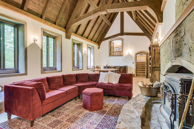 Imagen de salón para visitas abierto rústico de tamaño medio con paredes blancas, suelo de madera clara, estufa de leña y marco de chimenea de piedra