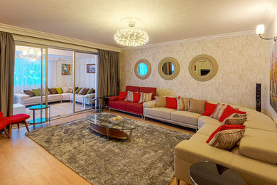 Ispirazione per un grande soggiorno minimalista aperto con pareti multicolore, pavimento con piastrelle in ceramica, nessun camino, TV a parete e pavimento marrone