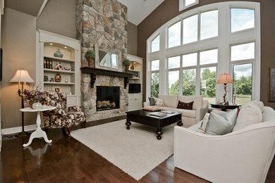 Example of a classic living room design in Toronto