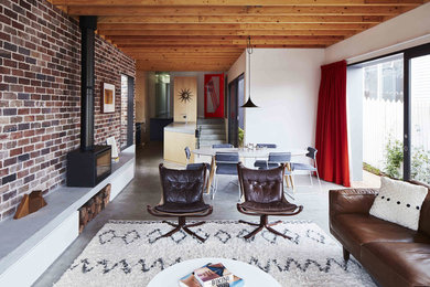 Exempel på ett modernt vardagsrum, med flerfärgade väggar, en öppen vedspis och grått golv