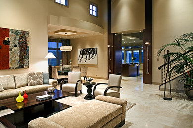 Ejemplo de salón abierto minimalista grande con paredes beige, suelo de mármol y suelo beige