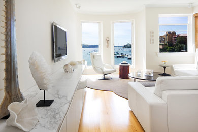 Mittelgroßes, Repräsentatives, Offenes Modernes Wohnzimmer mit beiger Wandfarbe, braunem Holzboden und TV-Wand in Sydney