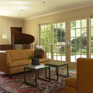 Foto di un soggiorno boho chic con sala della musica e pareti beige