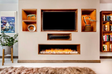 Ejemplo de salón abierto contemporáneo de tamaño medio con marco de chimenea de madera, pared multimedia, paredes blancas, moqueta y suelo blanco