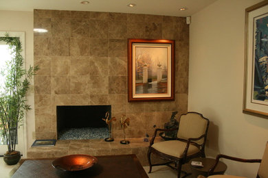 Example of a classic living room design in Los Angeles