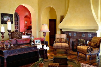 Idée de décoration pour un très grand salon méditerranéen ouvert avec une salle de réception, un mur jaune, une cheminée ribbon, un manteau de cheminée en plâtre et parquet foncé.