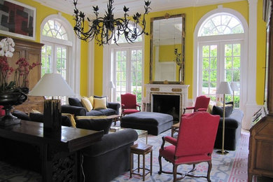 Mittelgroßes, Repräsentatives, Offenes Klassisches Wohnzimmer mit gelber Wandfarbe in St. Louis