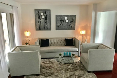 Foto de salón para visitas abierto clásico de tamaño medio sin chimenea y televisor con paredes grises, suelo de madera oscura y suelo rojo