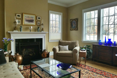 デンバーにあるトラディショナルスタイルのおしゃれなリビング (ベージュの壁、無垢フローリング、標準型暖炉、木材の暖炉まわり、茶色い床) の写真