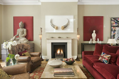 ロンドンにあるトランジショナルスタイルのおしゃれな応接間 (ベージュの壁、標準型暖炉、赤いソファ) の写真