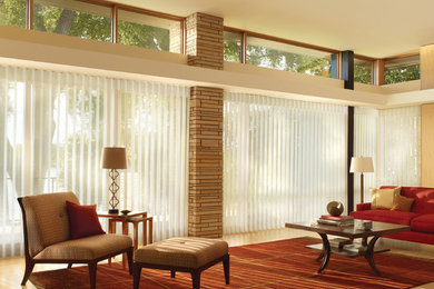 Exempel på ett stort modernt separat vardagsrum, med ett finrum, beige väggar, ljust trägolv och beiget golv