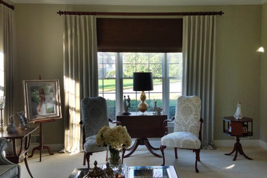 Foto de salón para visitas abierto clásico grande sin televisor con paredes verdes y moqueta