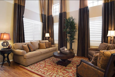 Imagen de salón para visitas abierto tradicional de tamaño medio sin chimenea con paredes beige, suelo de madera en tonos medios y suelo marrón
