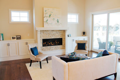 Foto de salón abierto de estilo americano con suelo de madera en tonos medios y marco de chimenea de piedra