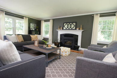 Источник вдохновения для домашнего уюта: гостиная комната в стиле лофт с серыми стенами и паркетным полом среднего тона