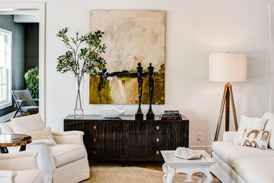 Стильный дизайн: большая парадная, открытая гостиная комната в стиле неоклассика (современная классика) с белыми стенами и светлым паркетным полом без камина, телевизора - последний тренд