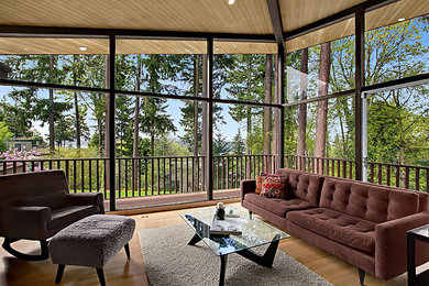 Example of a mid-century modern living room design in Seattle