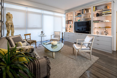 Mittelgroßes, Abgetrenntes Modernes Wohnzimmer ohne Kamin mit weißer Wandfarbe, braunem Holzboden, TV-Wand und braunem Boden in San Francisco