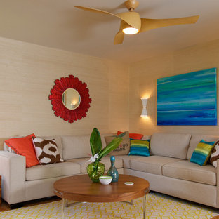Diseño de salón abierto, tropical, de tamaño medio, con paredes beige