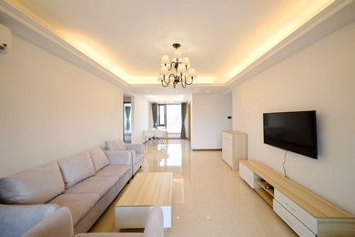Modelo de salón para visitas cerrado asiático grande sin chimenea con paredes blancas, suelo de madera pintada y televisor colgado en la pared