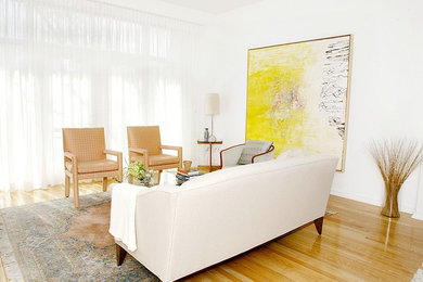 Esempio di un soggiorno chic di medie dimensioni e aperto con sala formale, pareti bianche, parquet chiaro e camino classico