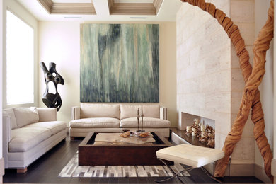 Kleines, Repräsentatives, Fernseherloses, Offenes Modernes Wohnzimmer mit beiger Wandfarbe und dunklem Holzboden in Austin