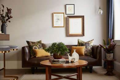 Foto de salón para visitas abierto actual de tamaño medio sin chimenea y televisor con suelo de madera en tonos medios y suelo marrón