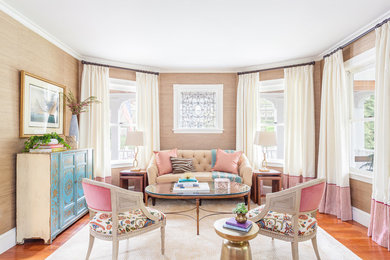 Mittelgroßes, Repräsentatives, Fernseherloses, Abgetrenntes Klassisches Wohnzimmer ohne Kamin mit beiger Wandfarbe und braunem Holzboden in Boston