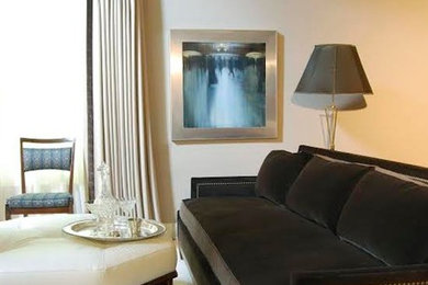 Modelo de salón para visitas abierto minimalista grande con paredes beige y suelo de madera clara
