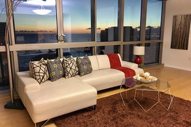 Foto di un soggiorno design di medie dimensioni e aperto con pareti bianche, parquet chiaro, nessun camino e pavimento marrone