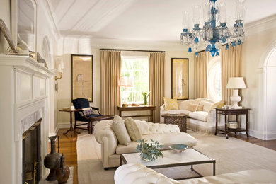 Klassisches Wohnzimmer mit braunem Holzboden, Kamin und Kaminumrandung aus Holz in Miami