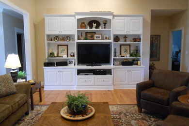 Idee per un soggiorno chic di medie dimensioni e chiuso con pareti beige, parquet chiaro, parete attrezzata e pavimento beige