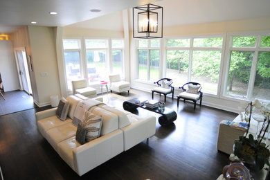 Example of a transitional living room design in Milwaukee