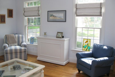 Foto di un soggiorno stile marinaro di medie dimensioni e chiuso con pareti bianche e parquet chiaro