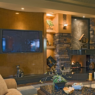 Esempio di un ampio soggiorno stile americano aperto con sala formale, pareti beige, camino classico, cornice del camino in mattoni, TV a parete, soffitto a volta e pareti in mattoni