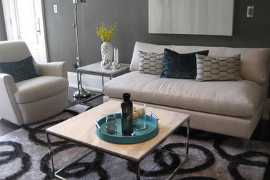 На фото: открытая, парадная гостиная комната среднего размера в современном стиле с серыми стенами, темным паркетным полом и коричневым полом без камина, телевизора с