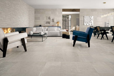 Großes, Offenes Modernes Wohnzimmer mit Keramikboden, Gaskamin und Kaminumrandung aus Stein in Atlanta