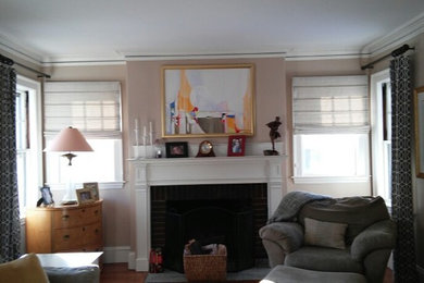 Foto de salón tradicional renovado de tamaño medio con paredes beige y suelo de madera en tonos medios