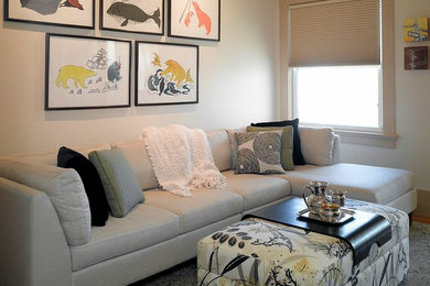 Esempio di un piccolo soggiorno design chiuso con pareti bianche e pavimento in legno massello medio