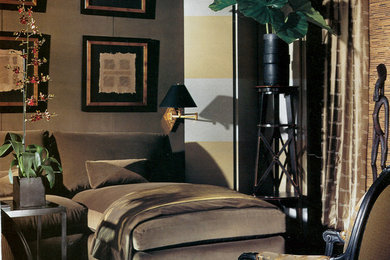 Mittelgroßes, Repräsentatives, Fernseherloses, Abgetrenntes Modernes Wohnzimmer mit brauner Wandfarbe in Los Angeles